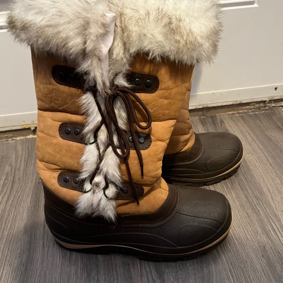 Size 8 Winter Boots - Picture 2 of 5